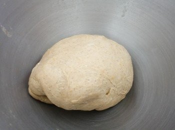 step3: 用手或機器搓麵糰7至8分鐘，或至麵糰表面光滑 （＊如麵糰太乾，加點牛奶；太濕，加點麵粉，要自己用手感受）（*未必需要用食譜的牛奶份量，要按你的麵糰需要）