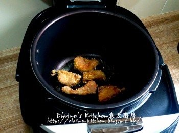 step7: 煎至一面金黃色後 , 反轉另一面 , 再按菜單選擇<煎炸>功能 , 時間同樣調至5分鐘