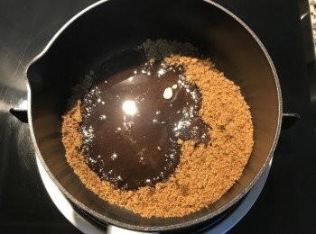 step2: 取一小鍋，放入棕櫚糖或白砂糖，並加入1-2湯匙開水，