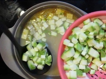 step3: 洗淨及晾乾紅衫魚, 同時滾雞湯及1公升水,中大火起鑊, 爆香薑片後放入紅衫魚煲, 煎香紅衫魚後放入蝦殼, 聞到蝦殼香味後攢入整煲熱水, 滾起後轉小火煲20分鐘