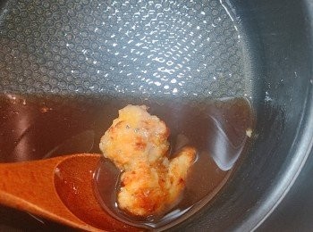 step9: 炸好的雞塊趁熱放入南蠻醋裏翻滾一下，確保整件雞塊沾到醋汁(切勿浸)，上碟後伴上切絲的高麗菜，再淋上<span class="group_4">他他醬</span>便可享用。