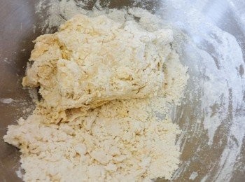 step3: 如麵糰太乾，可再打發一隻雞蛋，逐少更入蛋液至麵糰成形 (*雞蛋大小不同，如麵糰太濕，就加點麵粉