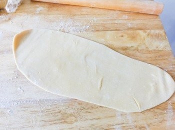 step6: 將麵糰分成小份，然後擀薄麵糰，大約0.5cm厚