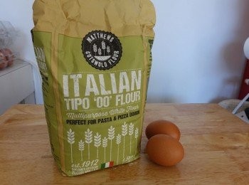 step1: 麵粉最好用專用來做義麵的00 號麵粉，做出來的義麵更Q彈有口感，如買不到，用中筋麵粉都可以 (不可以用高筋或低筋粉）