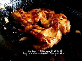 step8: 蓋上蓋用慢火煮至<a href="https://bit.ly/2ZxapeY" target="_blank" data-keyword="雞扒" class="guide-link"><strong>雞扒</strong></a> <span style="display:inline-block;vertical-align:middle;margin-top:-3px;color:initial;border-radius:3px;padding:2px 3px;font-size:12px;line-height:14px;background:#87d300;color:#fff;">即買</span> 熟透 , 最後灑上白芝麻即可