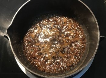 step3: 不需攪拌，煮到糖溶化冒泡，棕櫚糖顏色較深，所以只要冒泡且有<span class="group_2">焦糖</span>香即可；如使用白砂糖，則需等到顏色變棕色。