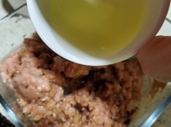 step2: 先將半個蛋白將新豬肉拌勻