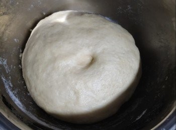 step3: 搓麵團將空氣壓出，分成7等份，每等份搓成圓形，放入模中進行第二次發酵 30分鐘。