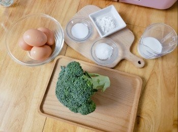 step1: 將西蘭花切好洗乾淨備用，水滾後加小許油、糖、鹽，再將西蘭花酌2分中