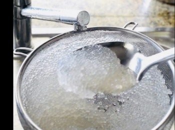 step1: 煲沸熱水後，放入西米，用中火煮10分鐘，然後離火。看到西米有一點點白色，一直蓋上煲蓋，靜置15分鐘，西米會變成透明狀。
用水沖西米數次，令西米不黏在一起，瀝乾水份備用