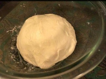 step1: 將中筋麵粉放入盆內，慢慢倒入1杯熱水，用筷子攪拌至無粒粒；然後分兩次倒入冷水，用筷子攪勻，再用手壓揉麵團成圓狀及不沾手即可，以保鮮紙包好，醒麵糰約20分鐘。