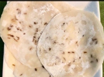 step3: 做法簡單只要將2塊雲吞皮，在雲吞皮上掃少許生油，然後撒上一些切碎的蒜和印度小茴香子 Cumin seeds 於雲吞皮上，用小棍於雲吞皮上推上推落，壓長雲吞皮成薄餅後備用。