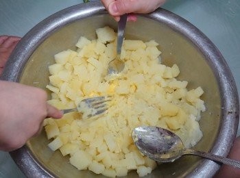 step2: 把煮好的薯仔撈起瀝乾水份，然後把牛油及牛奶混入薯仔中，用叉把薯仔壓爛及攪拌，那薯蓉已完成，可放一旁備用。