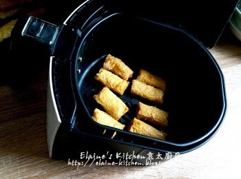 step8: 放入AF炸籃內用140C 15分鐘至金黃色 , 放上碟後灑上味椒鹽即可
