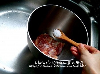 step1: <a href="https://bit.ly/2ZxapeY" target="_blank" data-keyword="雞扒" class="guide-link"><strong>雞扒</strong></a> <span style="display:inline-block;vertical-align:middle;margin-top:-3px;color:initial;border-radius:3px;padding:2px 3px;font-size:12px;line-height:14px;background:#87d300;color:#fff;">即買</span> 放入大碗內 , 加入粗鹽及水浸過面靜待10分鐘去雪味