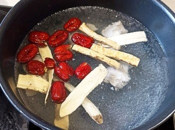 step3: 煲放適量水後大火煲滾，再將全部材料放入