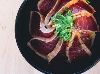 step5: 在米飯上放海苔絲，再放上切好的tuna片，再淋上醬油，撒上蔥花和芥末即可