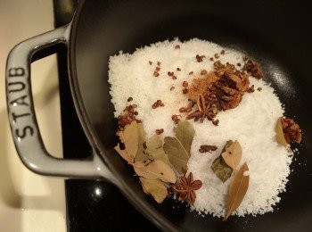step1: 蟹先洗擦乾淨，將蟹放入冰箱雪暈。除蟹備用，其他鹽焗材料混合，白鑊炒鹽焗材料，之後拿起一半鹽焗材料，將蟹反轉蓋放入鍋中，再蓋上餘下鹽焗材料，蓋蓋焗10分鐘。（鑄鐵鍋比較耐熱，相對焗製時間短啲。）