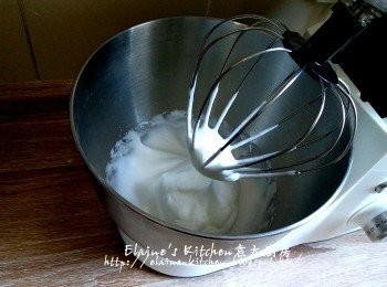 step6: 餘下15g白砂糖分兩次加入蛋白內打至企身(如沒有廚師機 , 可用手動將蛋白打至企身)