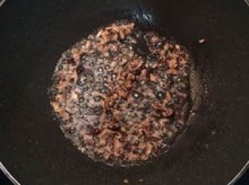 step3: 炒鍋加熱，用一點油炒香香菇；