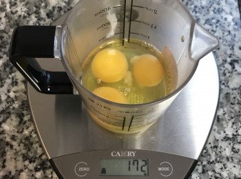 step5: 將蛋打入容器中秤重量，此次用的蛋是172g,所以乘上2.3就是所需牛奶的大約重量。