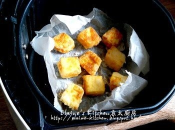 step8: 10分鐘後反轉另一面 , 同樣以180C 10分鐘至金黃色(或放入鑊中以半煎方式 , 用筷子輕輕拌一拌勻豆腐粒以免黏埋一團 , 用慢火慢慢炸成金黃色) , 盛起備用