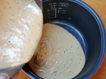 step6: 將打好的粉漿倒入電飯煲。