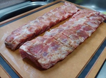 step4: 每件用3/4茶匙鹽均勻塗抹整件骨及均勻地抹上紅甜椒粉，醃30分鐘