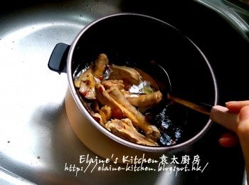 step3: 逐一加入椰棗 , 無花果 , 圓肉 , 杞子 , 花旗蔘片及薑片 , 再加入水拌勻