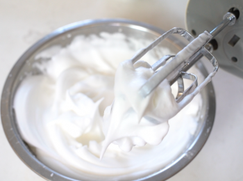 step4: 直到蛋白霜形成彎鉤狀(濕性發泡) 就可加入第二份糖，繼續用中速打發。打至蛋白霜可形成較直的尖錐，就可以加入餘下的糖，低速打蛋白，打到尖峰變硬變短(乾性發泡)。