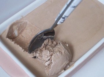 step2: 倒入容器放在冰箱雪藏最少8小時，完成