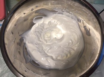 step3: ～ 甜忌廉用電動打蛋器高速打勻至有紋路便可
～ 魚膠粉加少少糖撈勻，加入水攪勻
～ Cream Cheese及糖用電動打蛋器高速打至滑身，之後加鮮奶（留起少少後落）打勻至無粒滑身
～ 將魚膠粉糖水放入微波爐叮20秒，加入Cream Cheese糊內攪勻
～ 將已打好的甜忌廉逐少加入Cream Cheese糊內，用手動打蛋器打至滑身，將剩餘鮮奶倒入攪勻