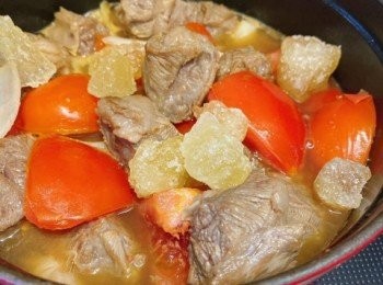 step4: 加入牛肋條爆炒，贊酒，下<span class="group_2">調味料</span>及冰糖拌勻。