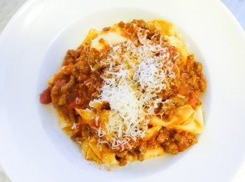 step10: 煮沸一大鍋水，下兩小匙鹽，然後下麵條，煮兩至三分鐘即成 （要看麵條的厚度，自己試味），再拌醬汁享用！