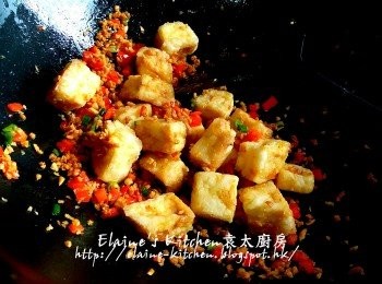 step10: 將豆腐回鑊 , 加少許味椒鹽快手拌勻 , 上碟時灑上七味粉即可