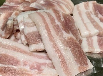 step1: 材料:
五花肉 3條(約500g)
洋蔥 1個