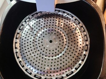 step5: 因九層塔葉太輕身，需用有孔的不銹鋼篩子防止九層塔葉飛上發熱線，氣炸約5分鐘至出香味脆身，取出備用。