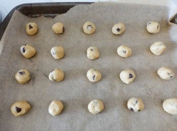 step2: 拿出一小份麵糰(我做迷你的，大約5克），搓圓，放在鋪有烘焙紙的焗盤上。放入已預熱170度C焗爐，焗約9-10分鐘，讓餅乾在焗盤上待涼即成！