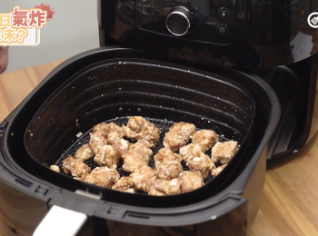 step4: 氣炸鍋200度預熱3分鐘，後200度氣炸肉排10分鐘，取出翻面炸3分鐘，備用。Preheat air fryer to 200°C for 3 mins, cook spare ribs at 200°C for 10 mins, turn over air fry for 3 mins.