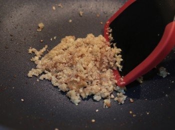 step2: 用原鑊爆薑片, 蒜蓉, 炒芥蘭、讚酒、落糖及鹽
