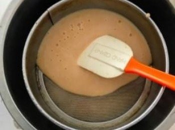 step4: 開中火,用勺子從鍋底攪拌(因容易燒焦),一直攪拌到沸騰到冒泡為止