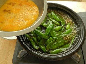 step3: 煮熟後(1-2分鐘)倒入2/3的蛋汁