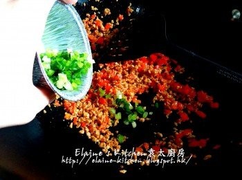 step9: 將炸蒜粒及紅椒粒放入鑊中先用中火爆香 , 再加入蔥粒及胡椒粉調味拌勻