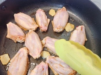 step2: 燒熱油，先爆香薑片，下<a href="https://bit.ly/3zHU5V3" target="_blank" data-keyword="雞中翼" class="guide-link"><strong>雞中翼</strong></a> <span style="display:inline-block;vertical-align:middle;margin-top:-3px;color:initial;border-radius:3px;padding:2px 3px;font-size:12px;line-height:14px;background:#87d300;color:#fff;">即買</span> ，表皮向下，煎至略為金黃。