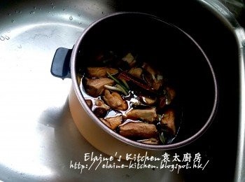 step5: 逐一將蔥段 , 薑片 , 豬軟骨 , 生抽200ml , 酒 , 紅茶 , 滷水料及冰糖放入高速鍋的煲內拌勻