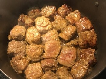 step6: 放入牛肉煎上色，餘下的醃料要留著，煎好後將牛肉倒出於盤中備用；