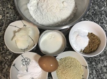 step1: 將材料備好，糖的部份漢子用了棕櫚糖和糖粉各半，大家也可以單用白糖，這個份量的甜度很剛好，建議不要再減，喜甜者可以加到90g！