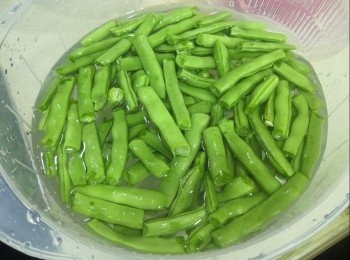 step1: 四季豆先洗淨，浸水15分鐘