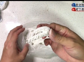 step3: 上炸粉
將比例一比一的山峰和麵粉分別到盡小膠袋女,並加入少量朝、鹽、糖胡椒粉,之後便可把魷魚鬚全放進小膠袋裏,不斷搖及擠壓使魷魚鬚均能沾上炸粉