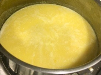 step2: 將南瓜去皮去杍、切一小塊，放入一半南瓜以中火蒸約10分鐘或至熟透，再用叉將蒸好的南瓜壓成泥，備用